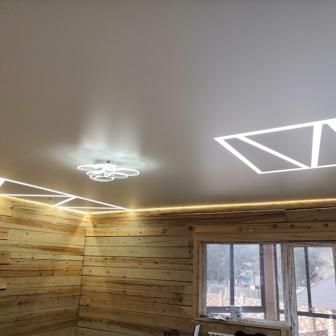 Сатиновый потолок с подсветкой в гостиной