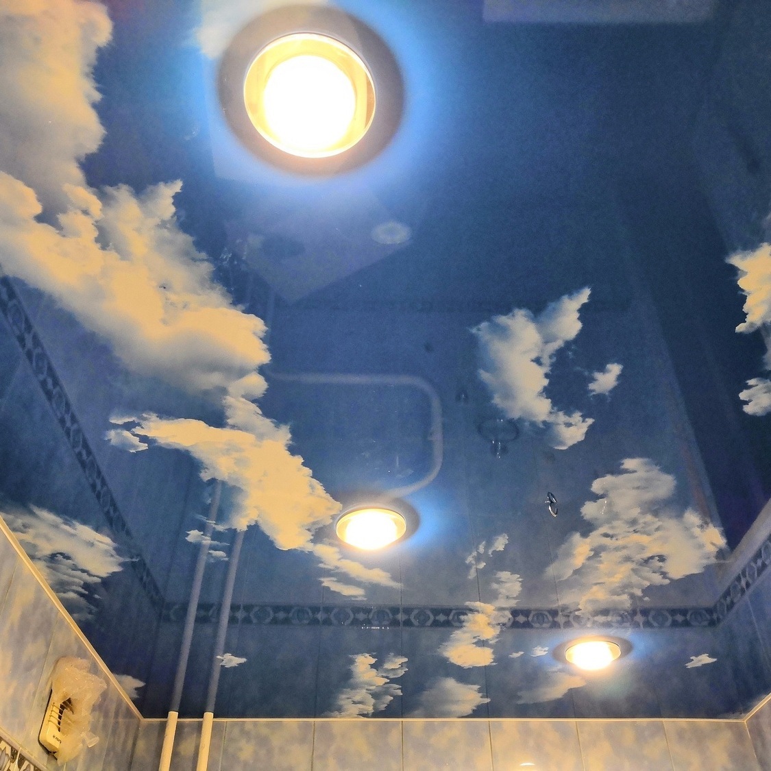 Глянцевый  потолок "Облака"  в ванной